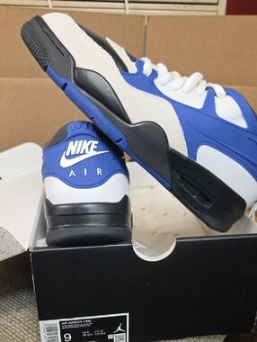 Nike Low-Top Sneakers in White, Blue & Black